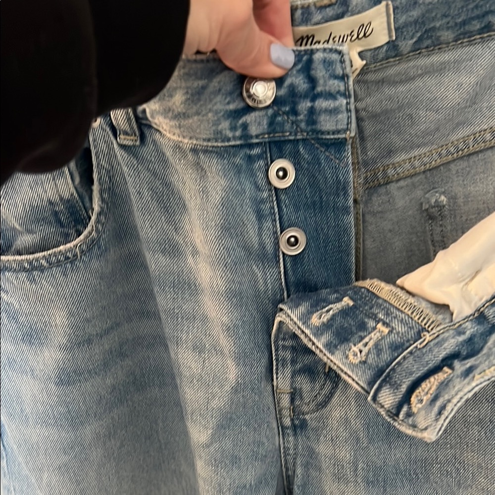 Madewell women’s Darted Button Front Barrel Leg Jean (frayed) - Picture 4 of 6